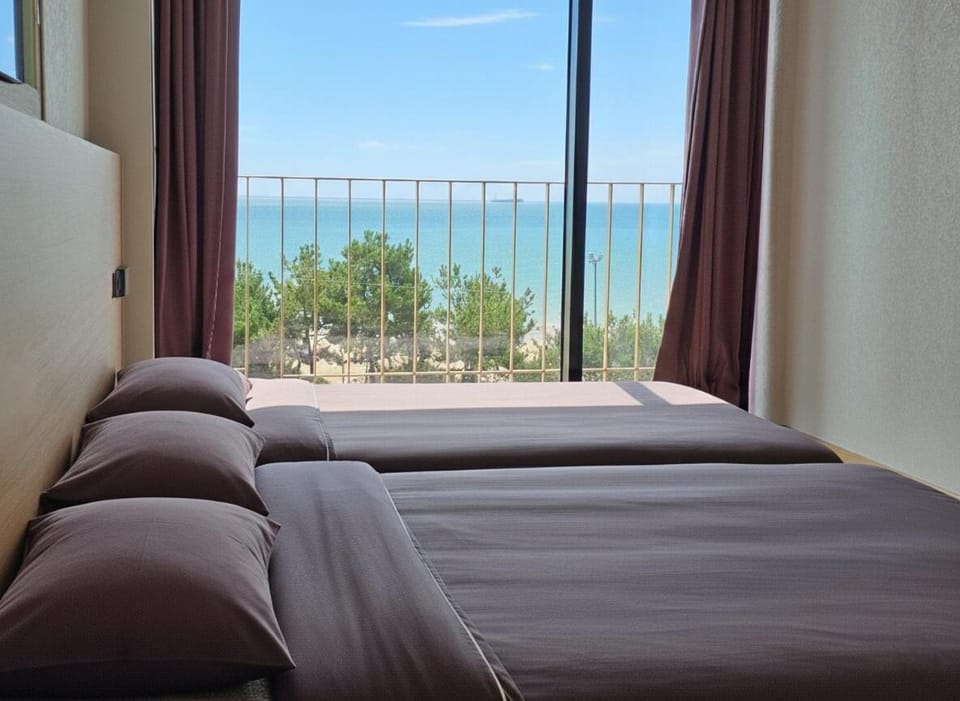 Bed, Natural landscape, View (from property/room), Balcony/Terrace, Bedroom, Sea view