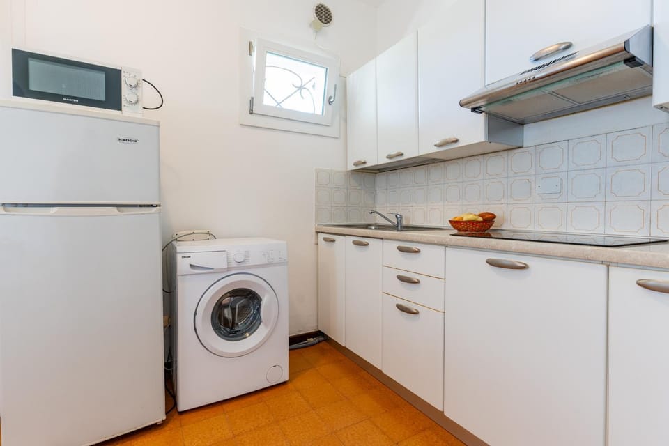 Kitchen or kitchenette, stove, washing machine