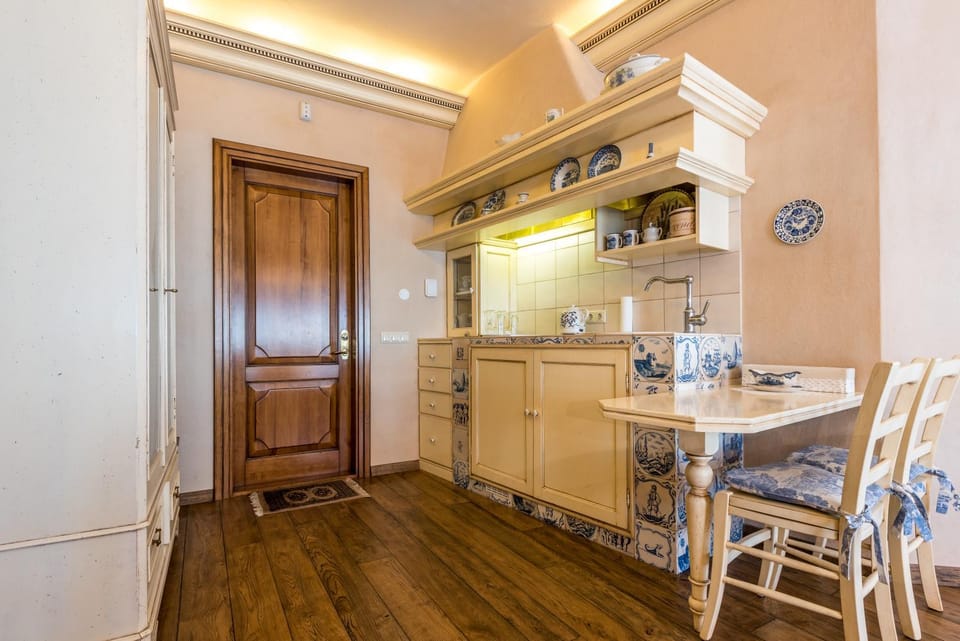 Kitchen or kitchenette, Dining area, stove