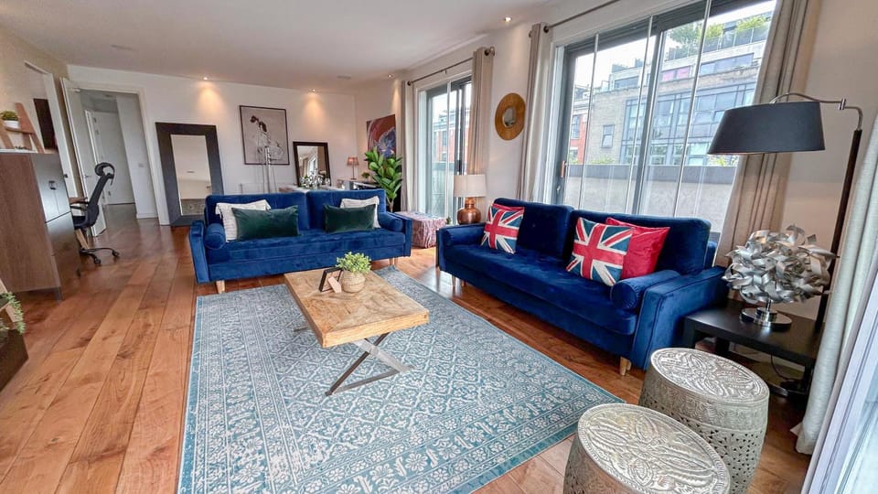 Property building, TV and multimedia, View (from property/room), Balcony/Terrace, Living room, Decorative detail, Seating area, Dining area, heating, internet