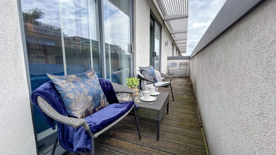 Day, View (from property/room), Balcony/Terrace, Living room, Decorative detail, Seating area, internet