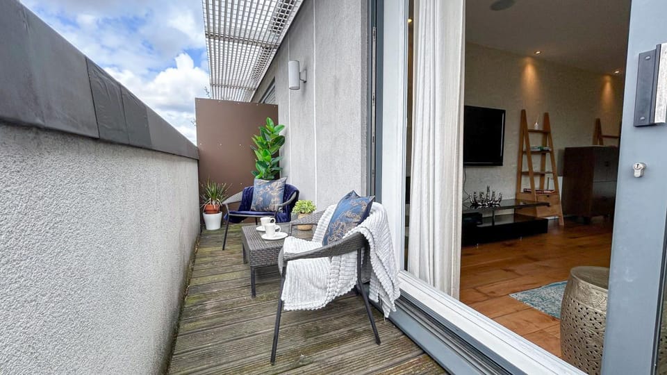 Property building, Day, TV and multimedia, View (from property/room), Balcony/Terrace, Living room, Decorative detail, Seating area, heating