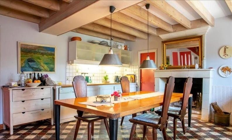 Kitchen or kitchenette, Dining area
