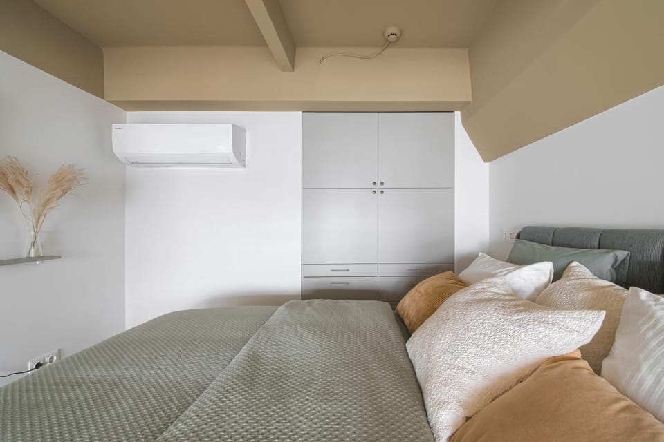 Bed, Bedroom, air conditioner