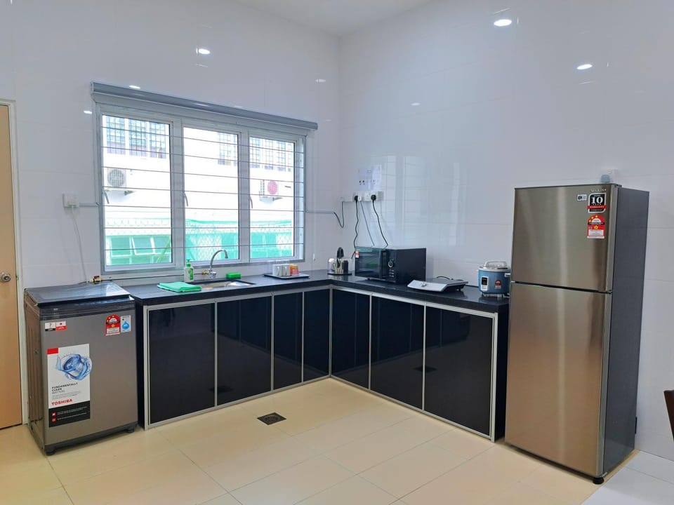 Kitchen or kitchenette, microwave, oven, stove