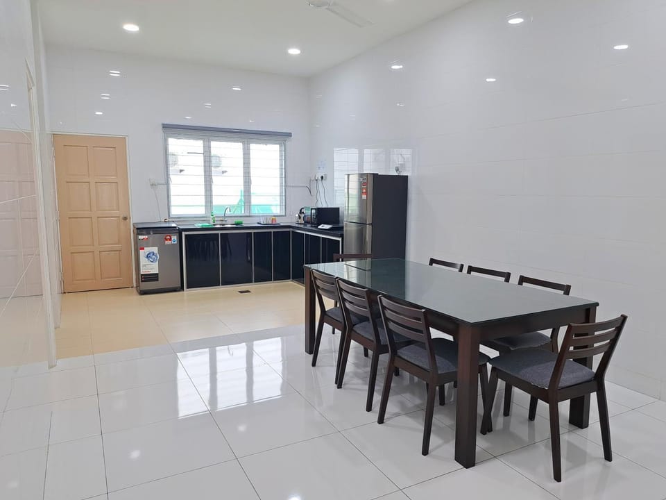 Kitchen or kitchenette, Dining area, oven, stove