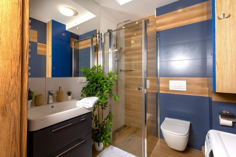 Shower, Toilet, Bathroom, towels