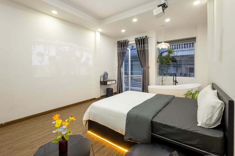 Bed, TV and multimedia, Living room, Photo of the whole room, Seating area