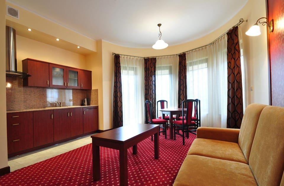 Photo of the whole room, Dining area