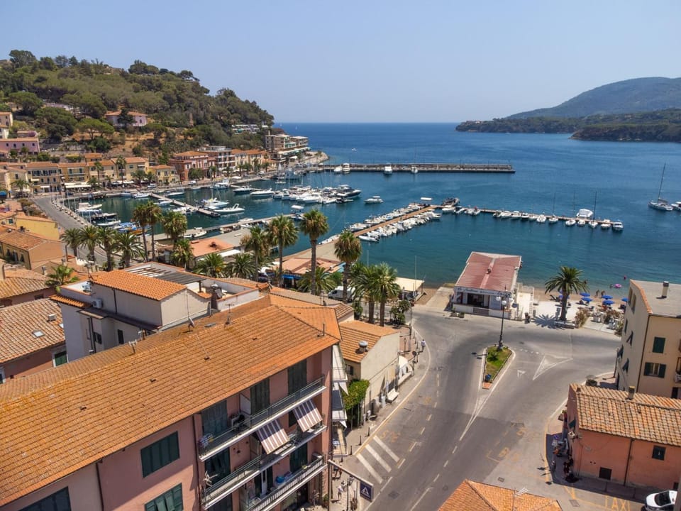 Neighbourhood, City view, Sea view, Location