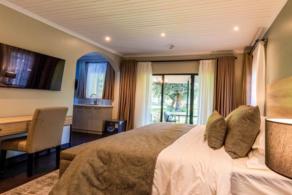 TV and multimedia, Bedroom, Garden view