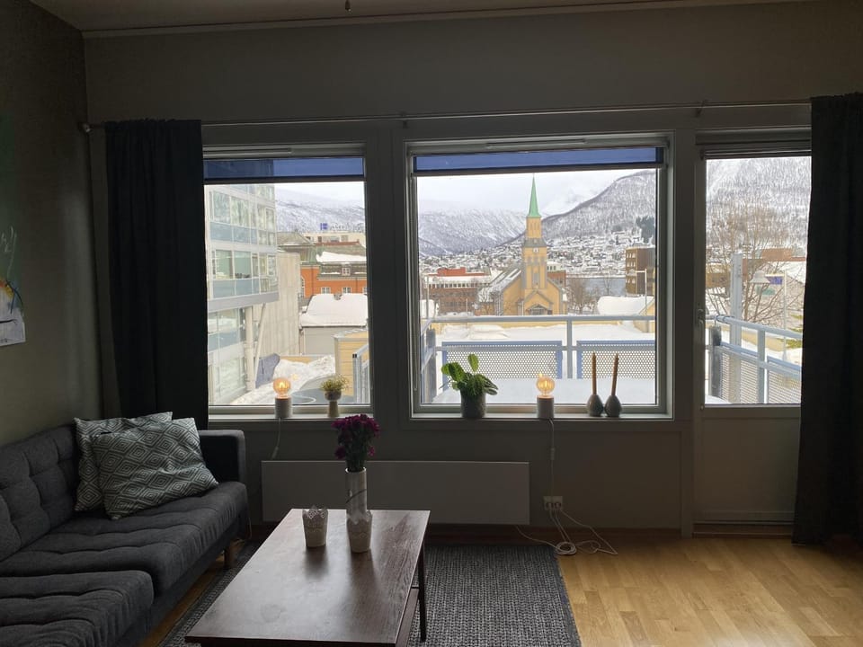 View (from property/room), Living room, Seating area, City view, Mountain view