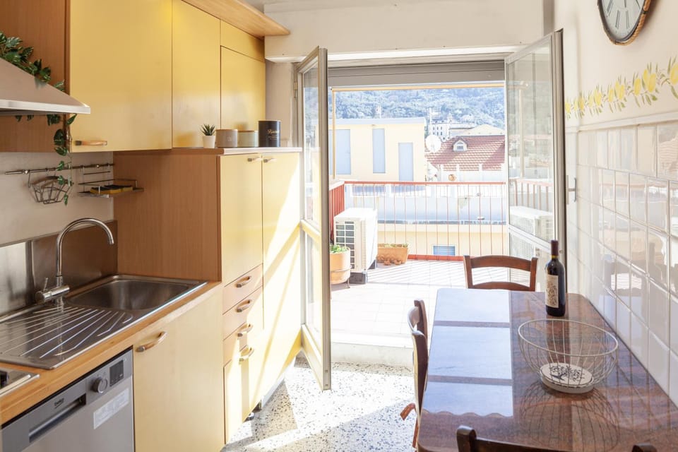 Kitchen or kitchenette, Dining area, stove