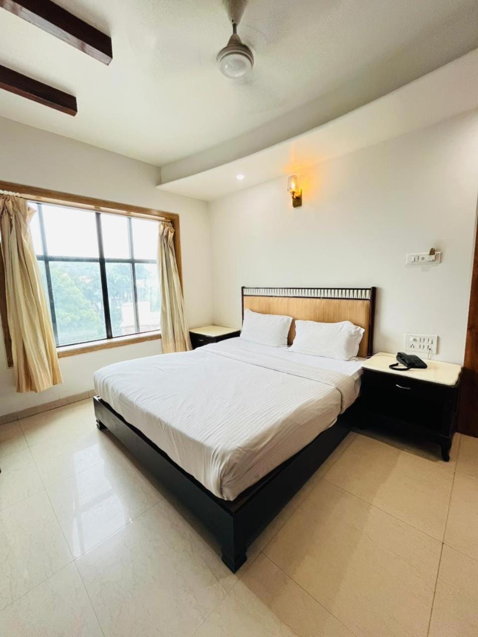 Bed, Photo of the whole room, Bedroom, air conditioner