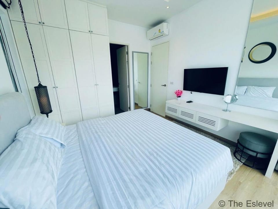 Bed, TV and multimedia, Photo of the whole room, Bedroom, wardrobe, air conditioner
