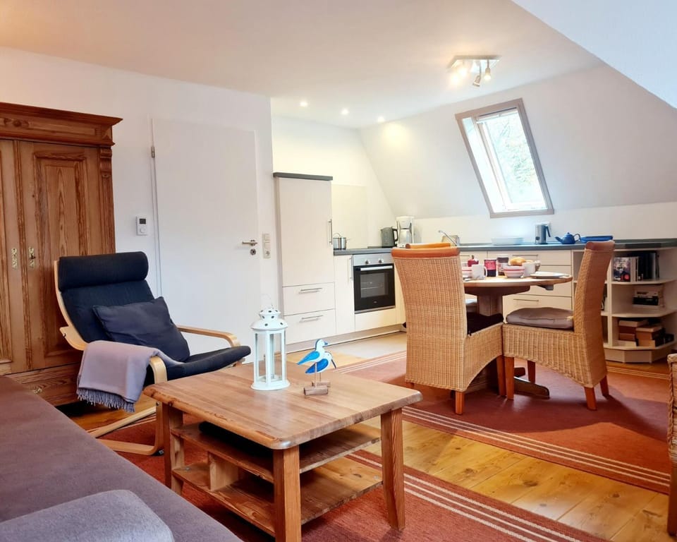 Kitchen or kitchenette, Living room, Seating area, Dining area