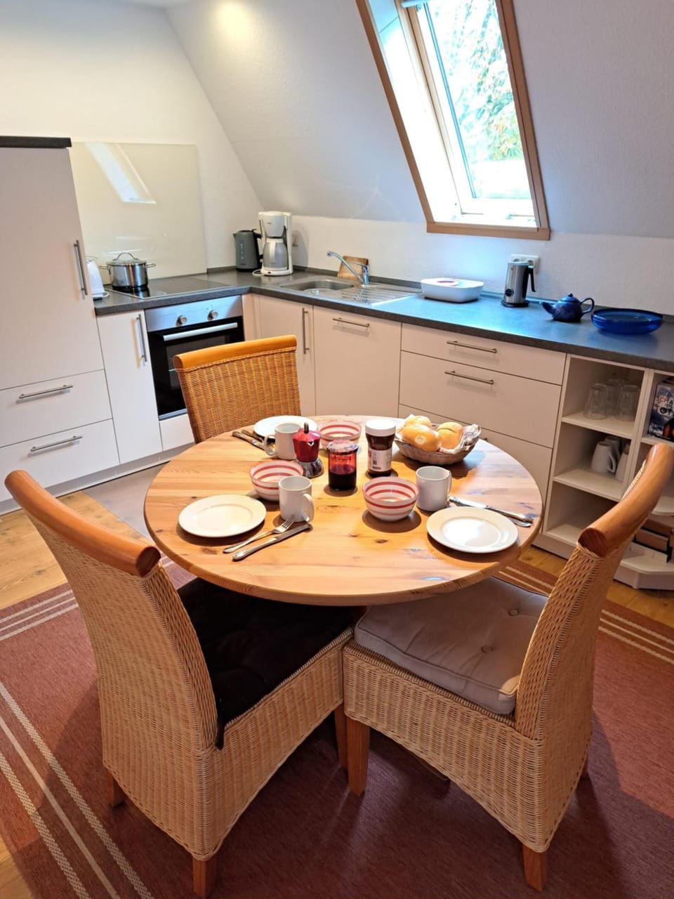 Kitchen or kitchenette, Dining area