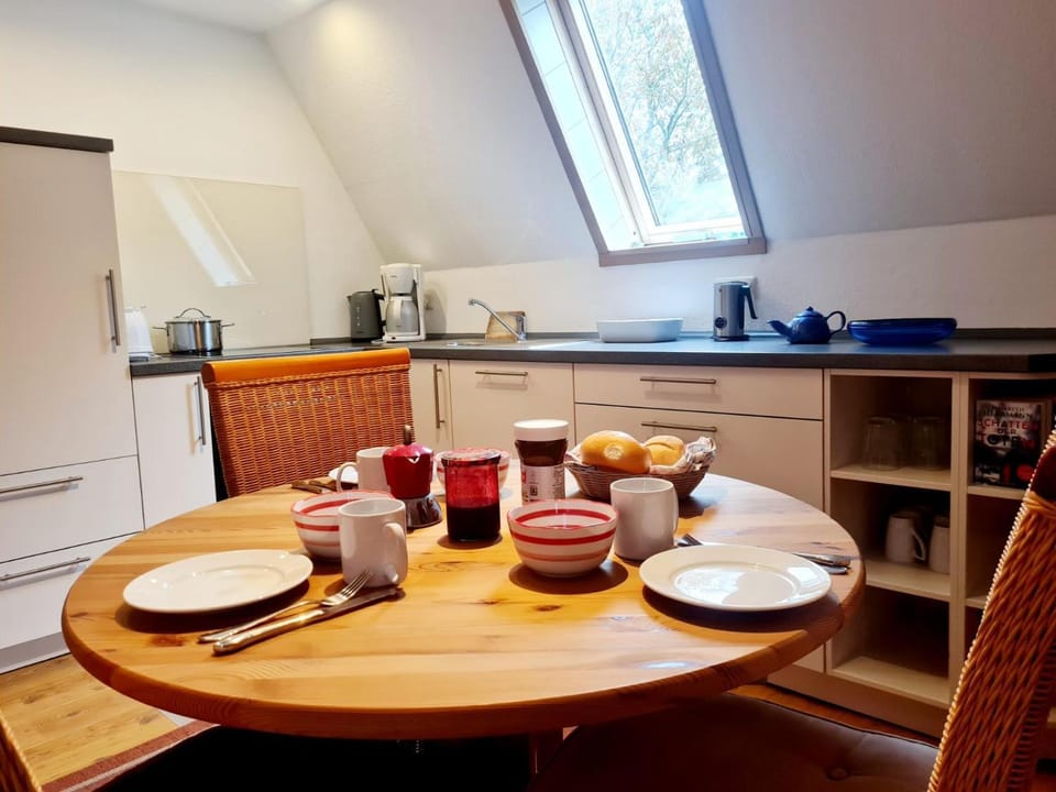 Kitchen or kitchenette, Dining area