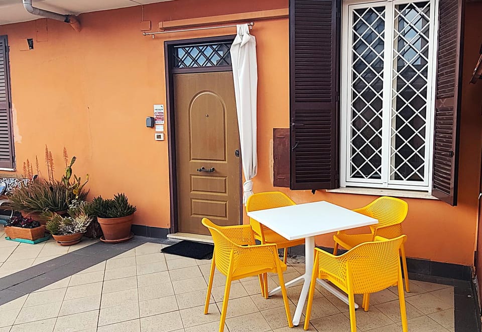Property building, Patio, Balcony/Terrace