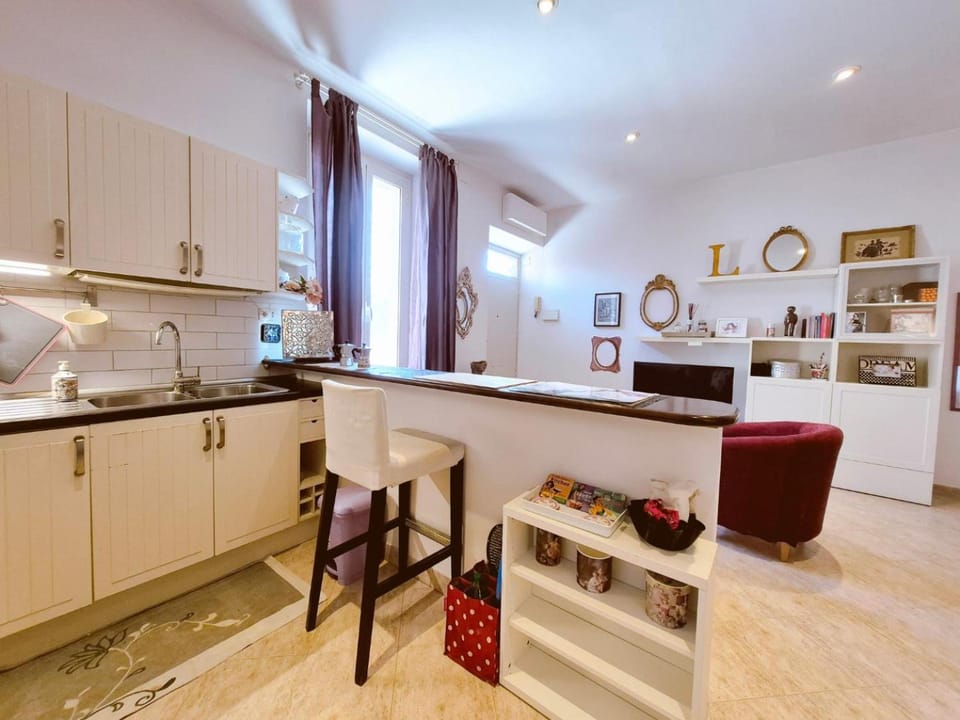 Kitchen or kitchenette, Dining area, stove