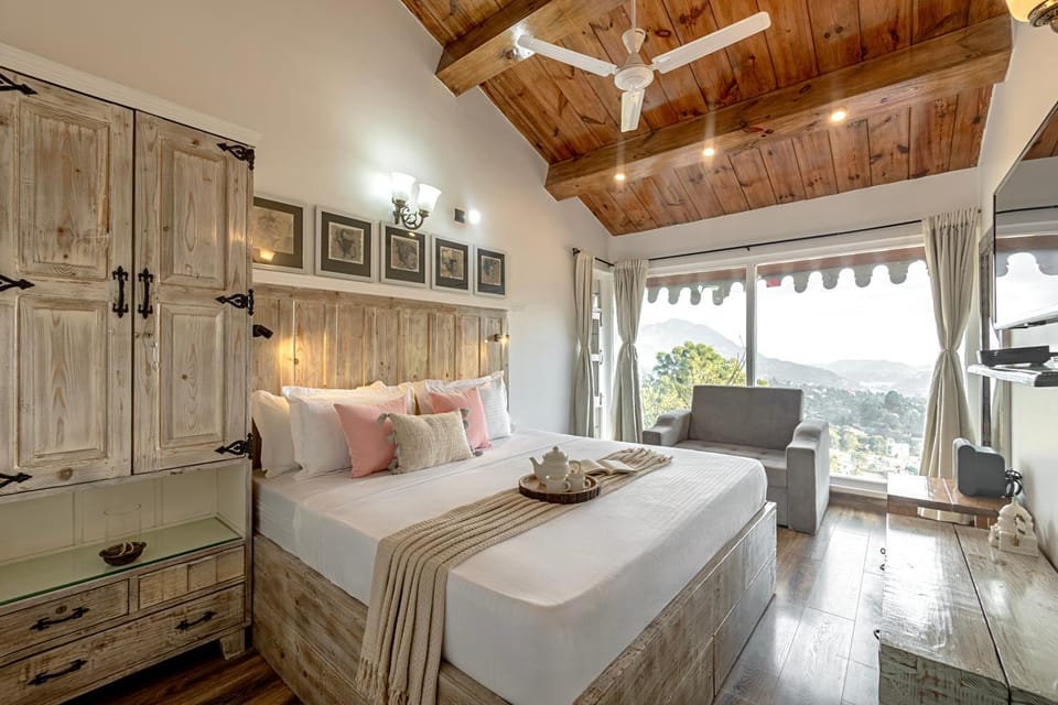 Bed, Living room, Photo of the whole room, Seating area, Bedroom, towels