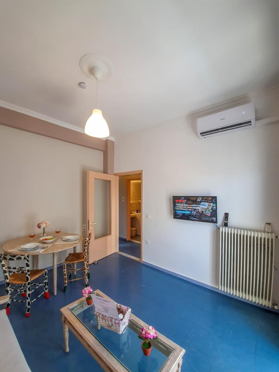 Seating area, Dining area, air conditioner