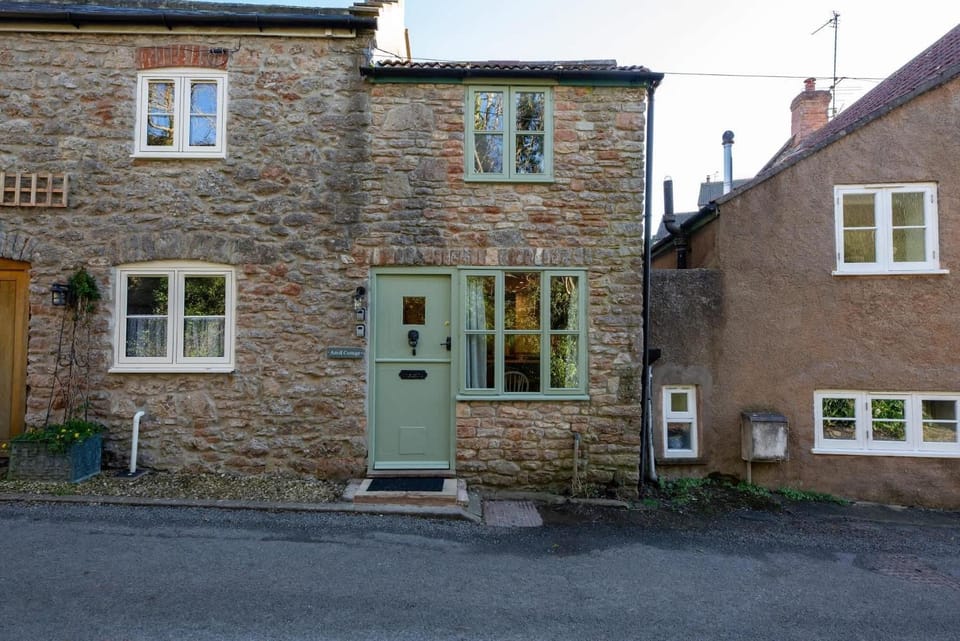 Cosy Cottage in the Mendip Hills Private Parking House in Sedgemoor