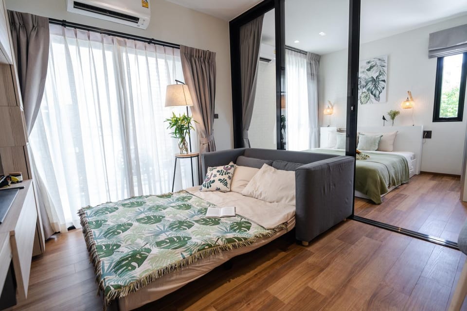 Bed, Living room, Photo of the whole room, Seating area, Bedroom