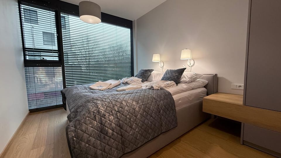 Bed, Bedroom, towels