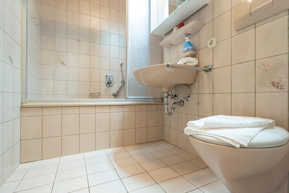 Shower, Bath