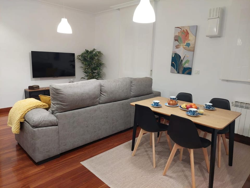 TV and multimedia, Living room, Seating area, Dining area