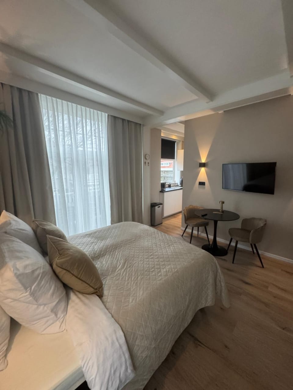 Bed, TV and multimedia, Seating area
