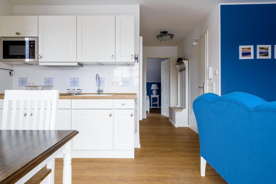 Kitchen or kitchenette, Living room, Seating area, Dining area, stove