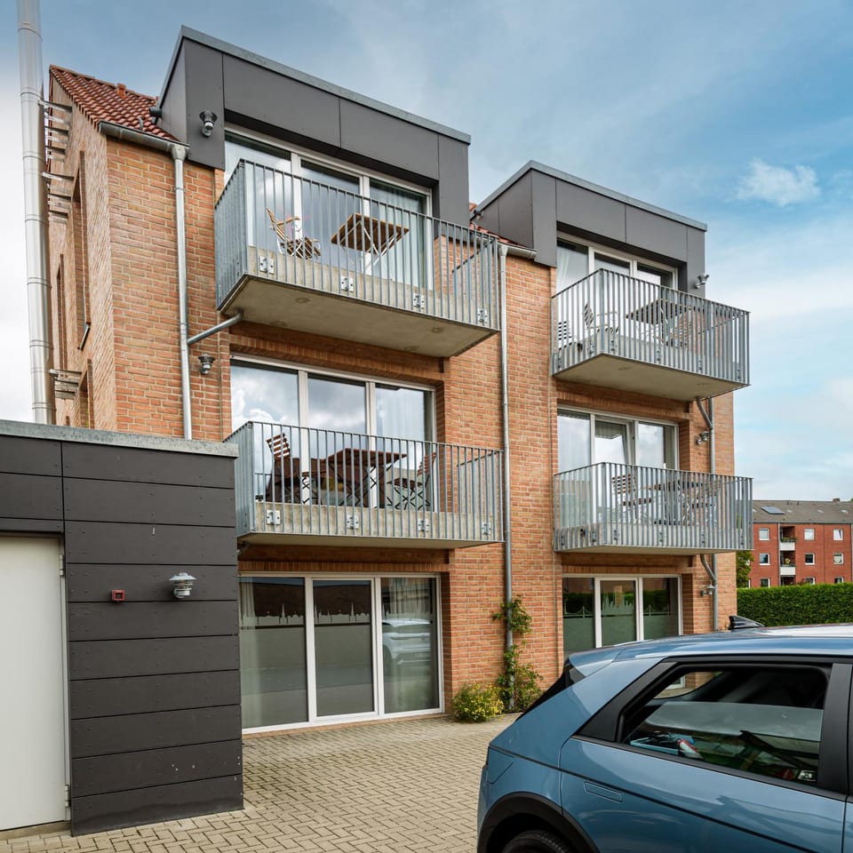 Property building, Balcony/Terrace, Parking