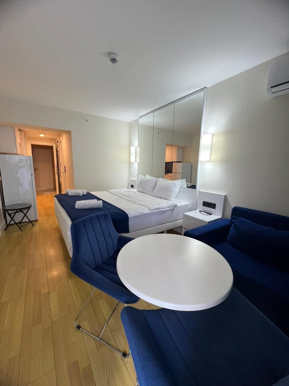 Living room, Photo of the whole room, air conditioner