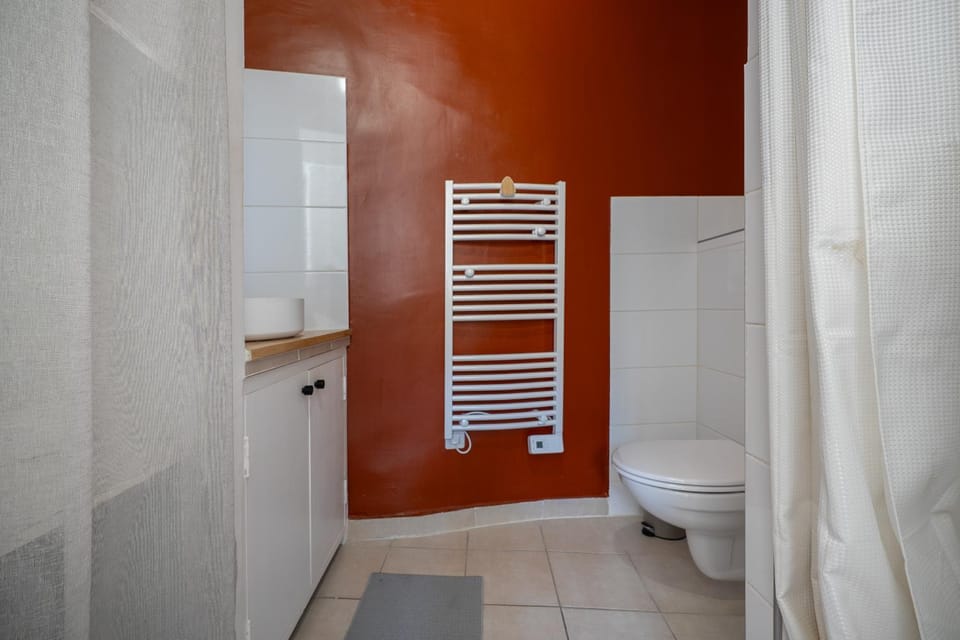 Shower, Toilet