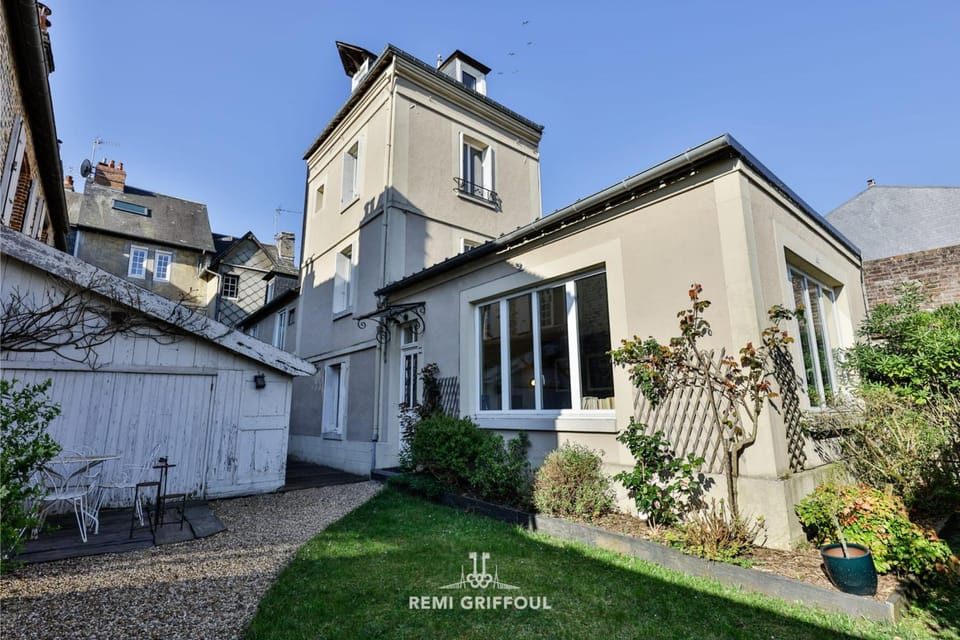 Family Stay - In the Heart of Honfleur 8 guests Private Garden House in Honfleur