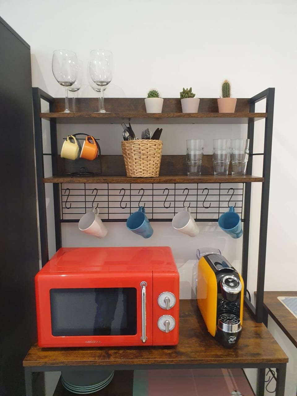 Coffee/tea facilities, oven