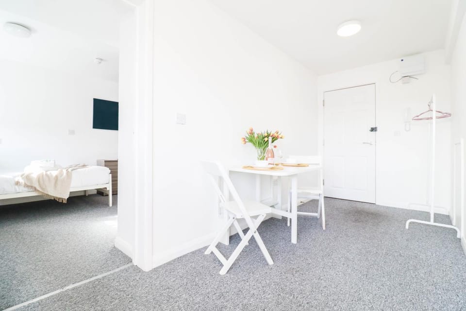 Bed, Photo of the whole room, Dining area, Bedroom