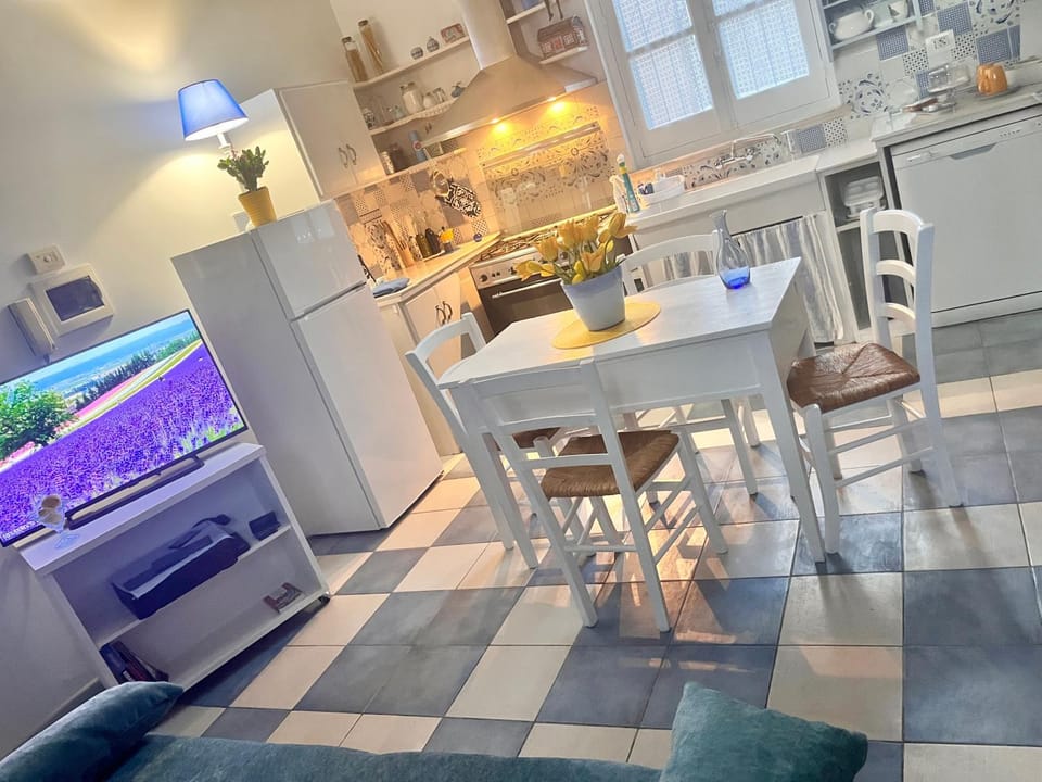 Kitchen or kitchenette, Dining area, oven, pet friendly