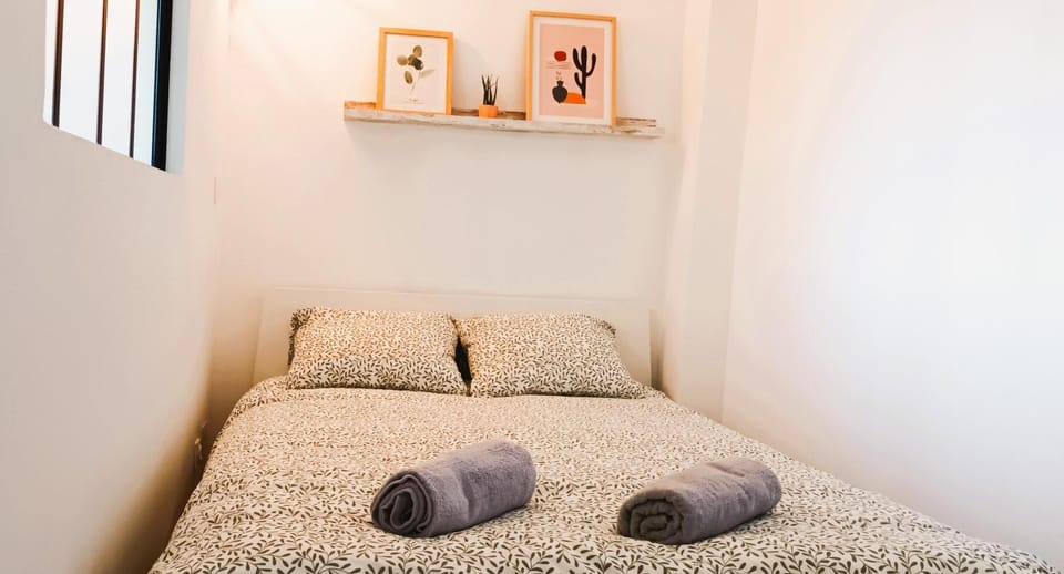 Bed, towels