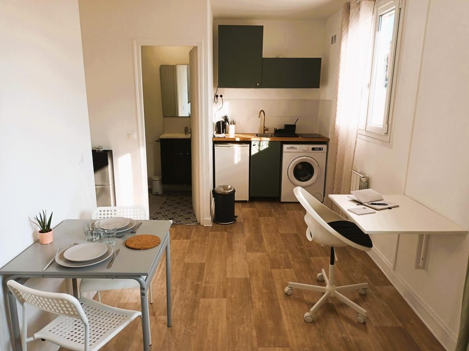 Kitchen or kitchenette, Seating area, Dining area