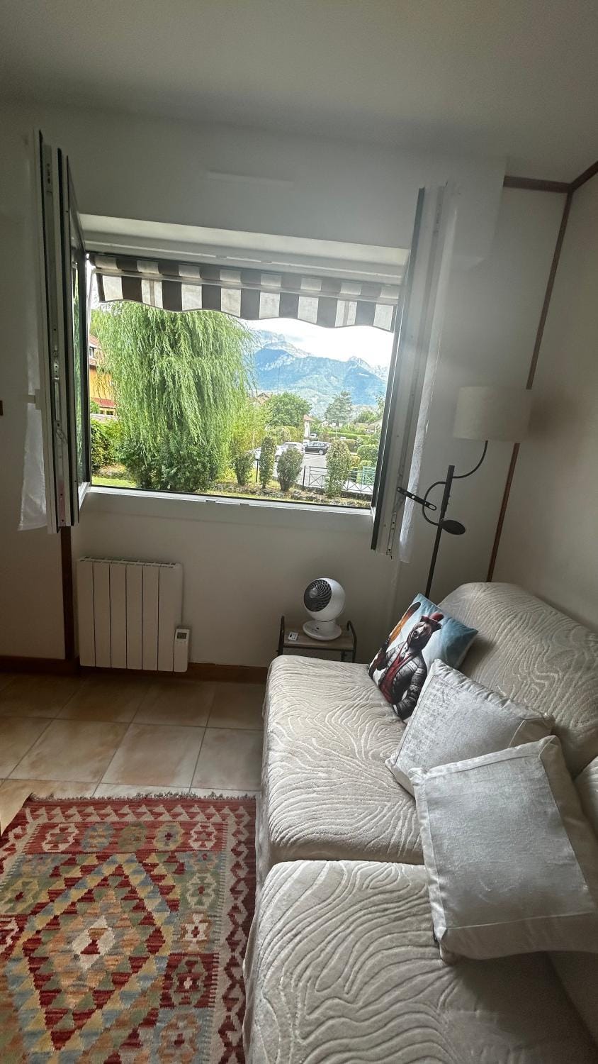 Vue montagnes, à 5 mn du lac et de la piste cyclable,lit King size, Park gratuit Apartment in Sévrier