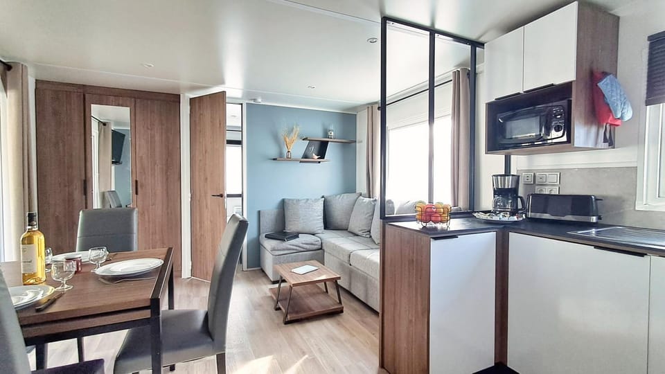 Coffee/tea facilities, Kitchen or kitchenette, Living room, Seating area, Dining area, microwave, stove, toaster