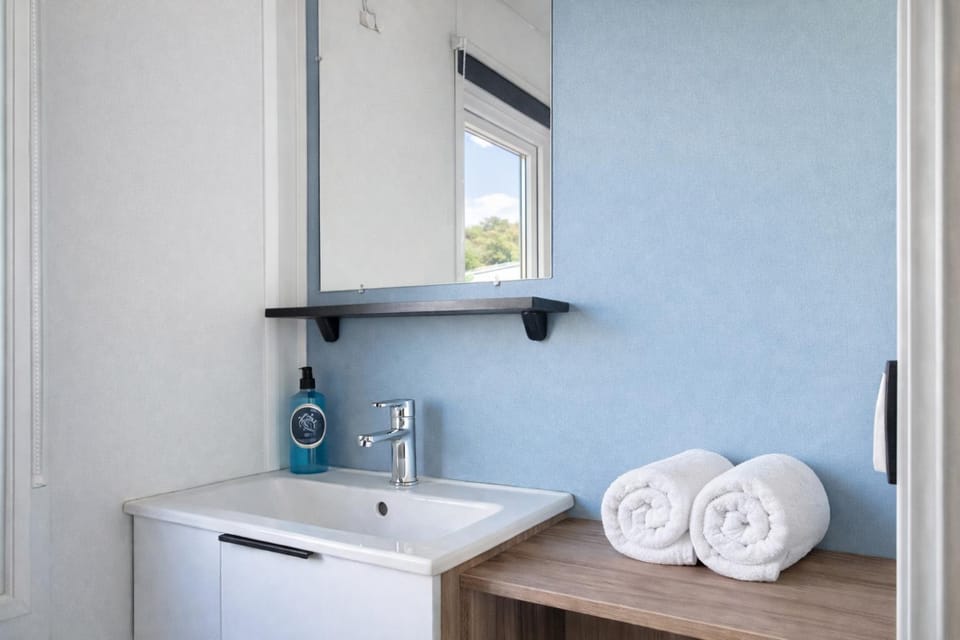 Bathroom, storage, towels