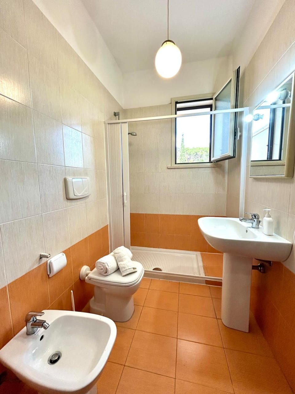 Shower, Toilet, Bathroom, bidet, towels