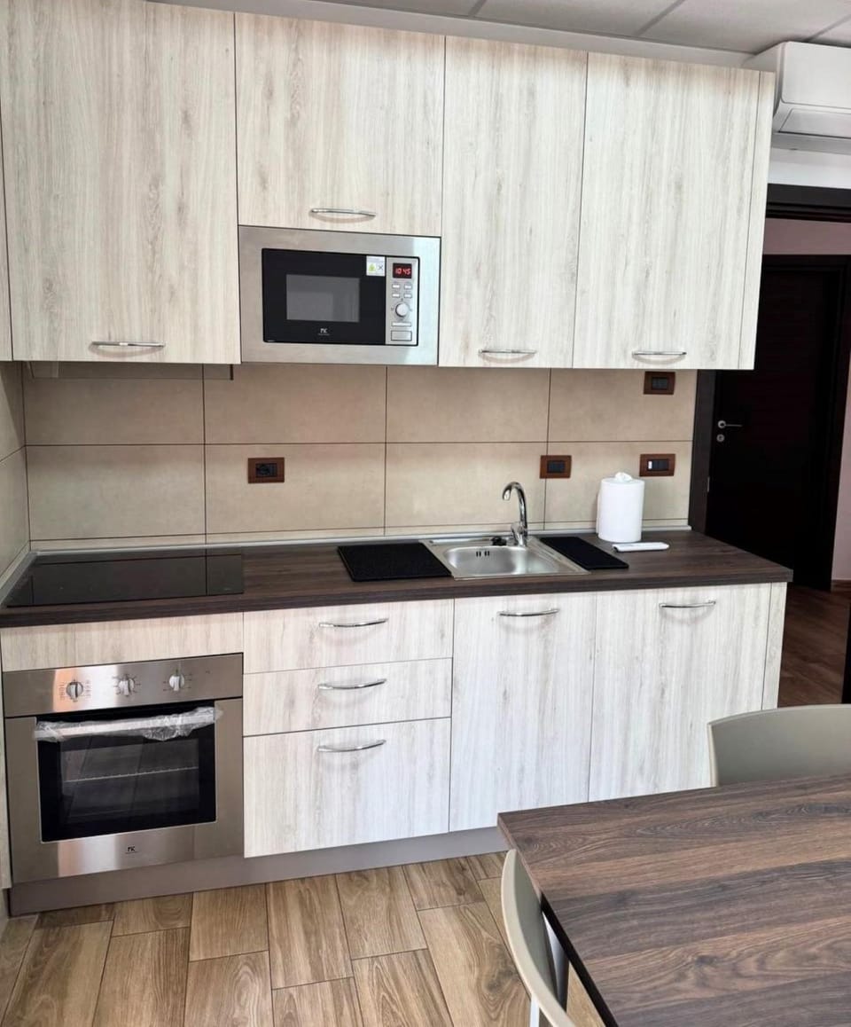 Kitchen or kitchenette, dishwasher, stove
