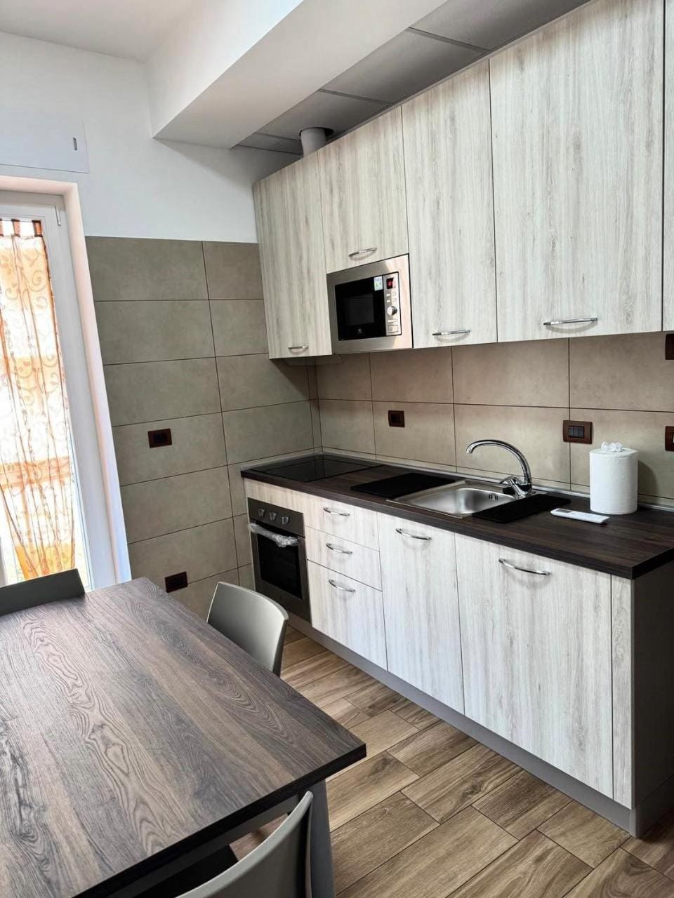 Coffee/tea facilities, Kitchen or kitchenette, Dining area, dishwasher, stove