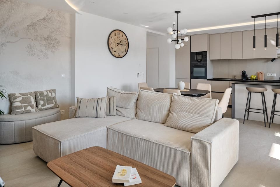 Kitchen or kitchenette, Seating area, Dining area