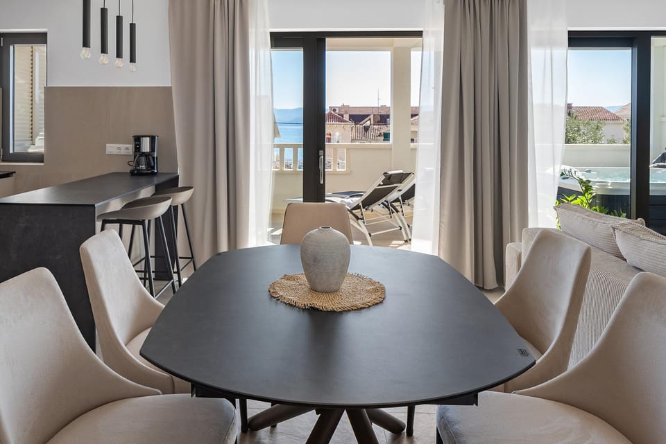 Kitchen or kitchenette, Seating area, Dining area